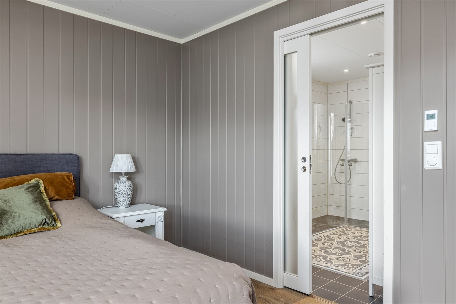 Hovedsoverommet har adkomst til eget bad. Galleribilde