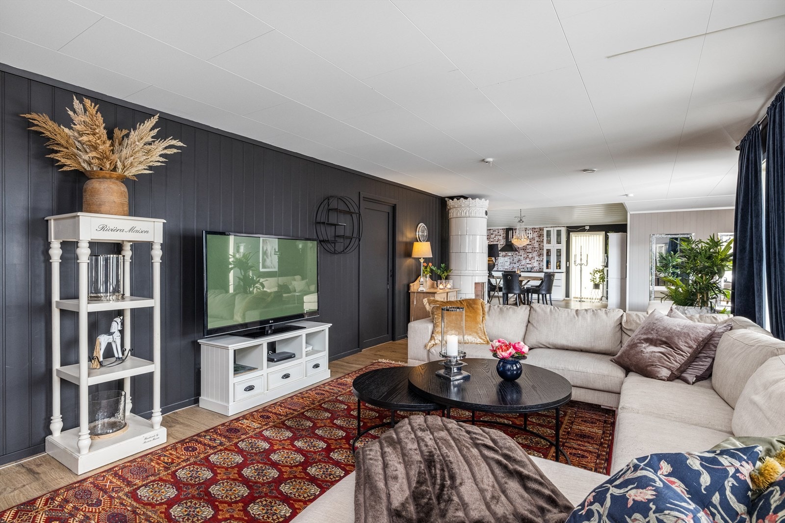 Fra stuen er det åpen løsning mot kjøkkenet. Galleribilde