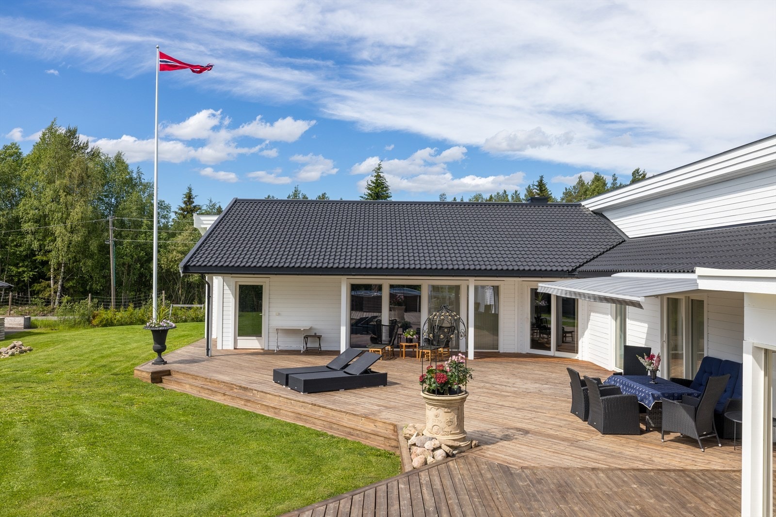 Romslig, solrik terrasse. Galleribilde