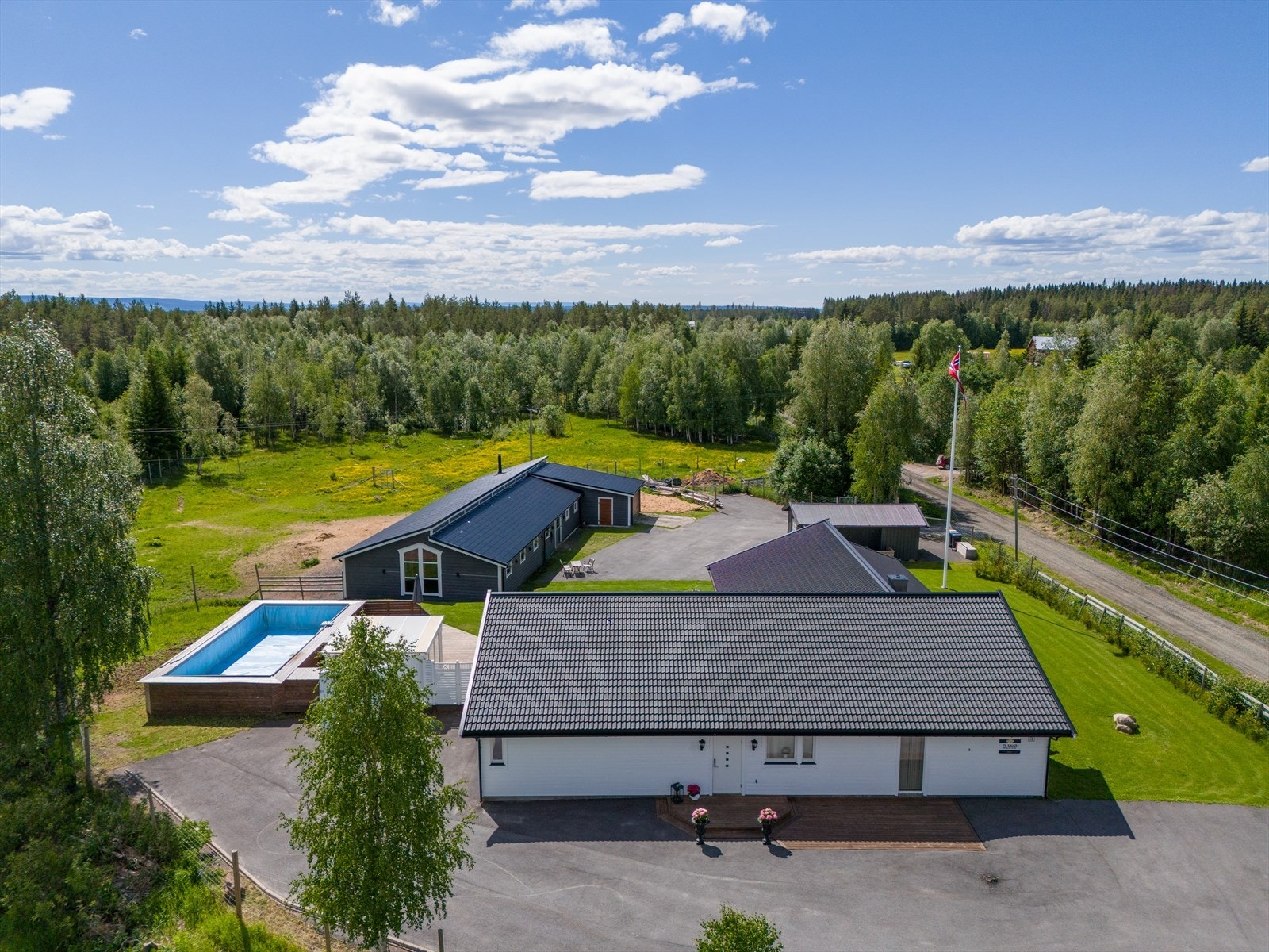 Eiendommen ligger landlig og idyllisk til. Galleribilde