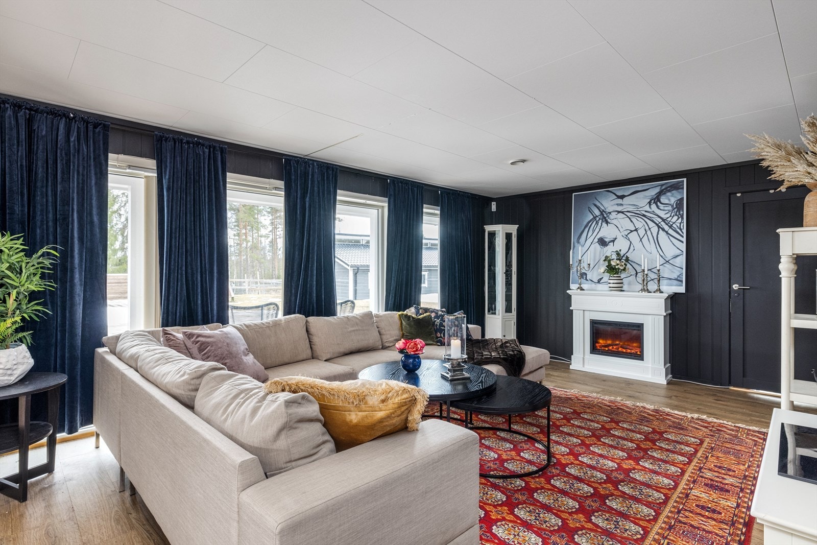 Oppvarming med blant annet vedfyring. Galleribilde