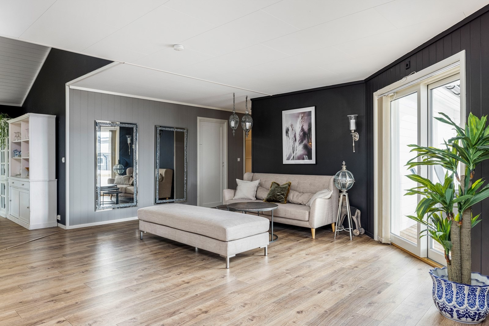 Fra stuen er det adkomst til stor terrasseplatting med vinterhage og basseng. Galleribilde