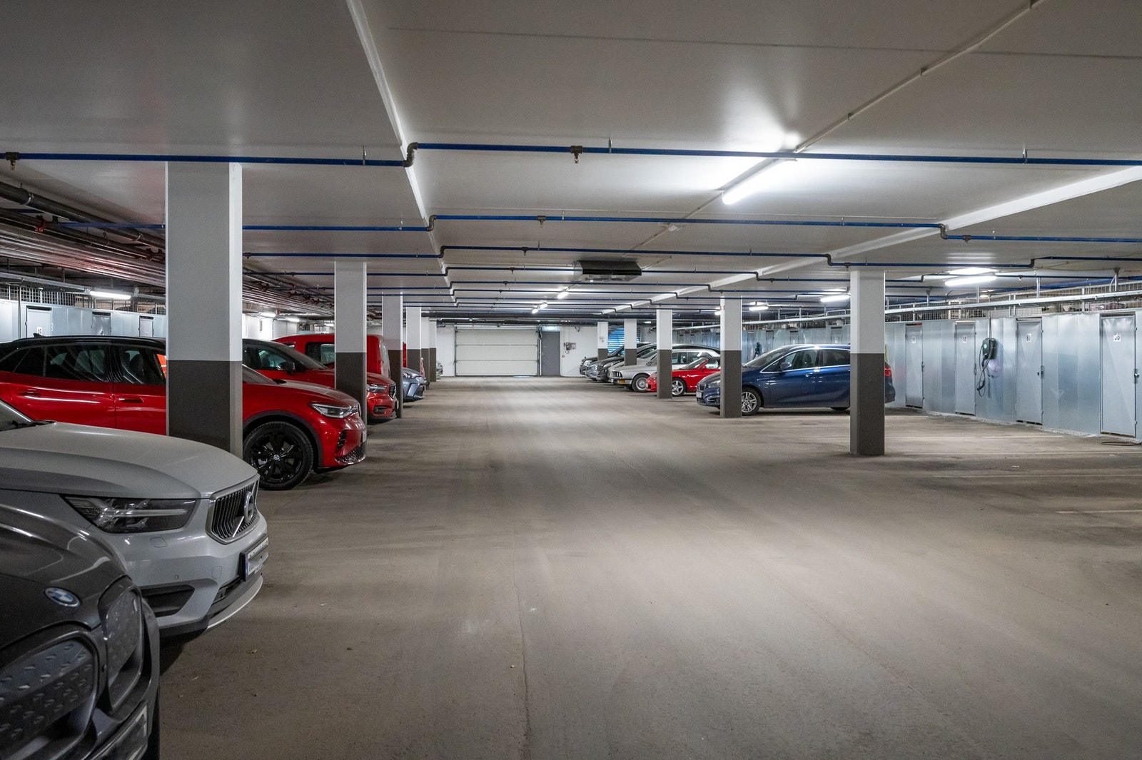 Leiligheten har biloppstillingsplass med mulighet for billader i garasjeanlegget. Galleribilde