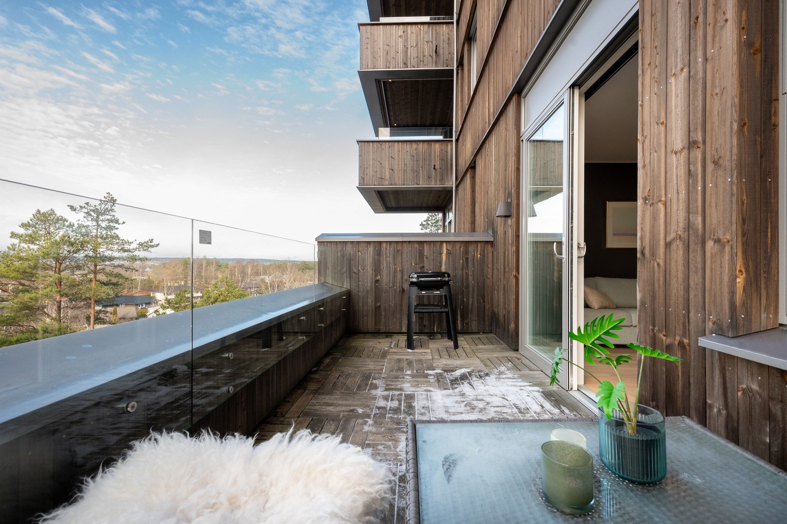 Dette er en lys terrasse med god plass til utemøbler og grill. Galleribilde