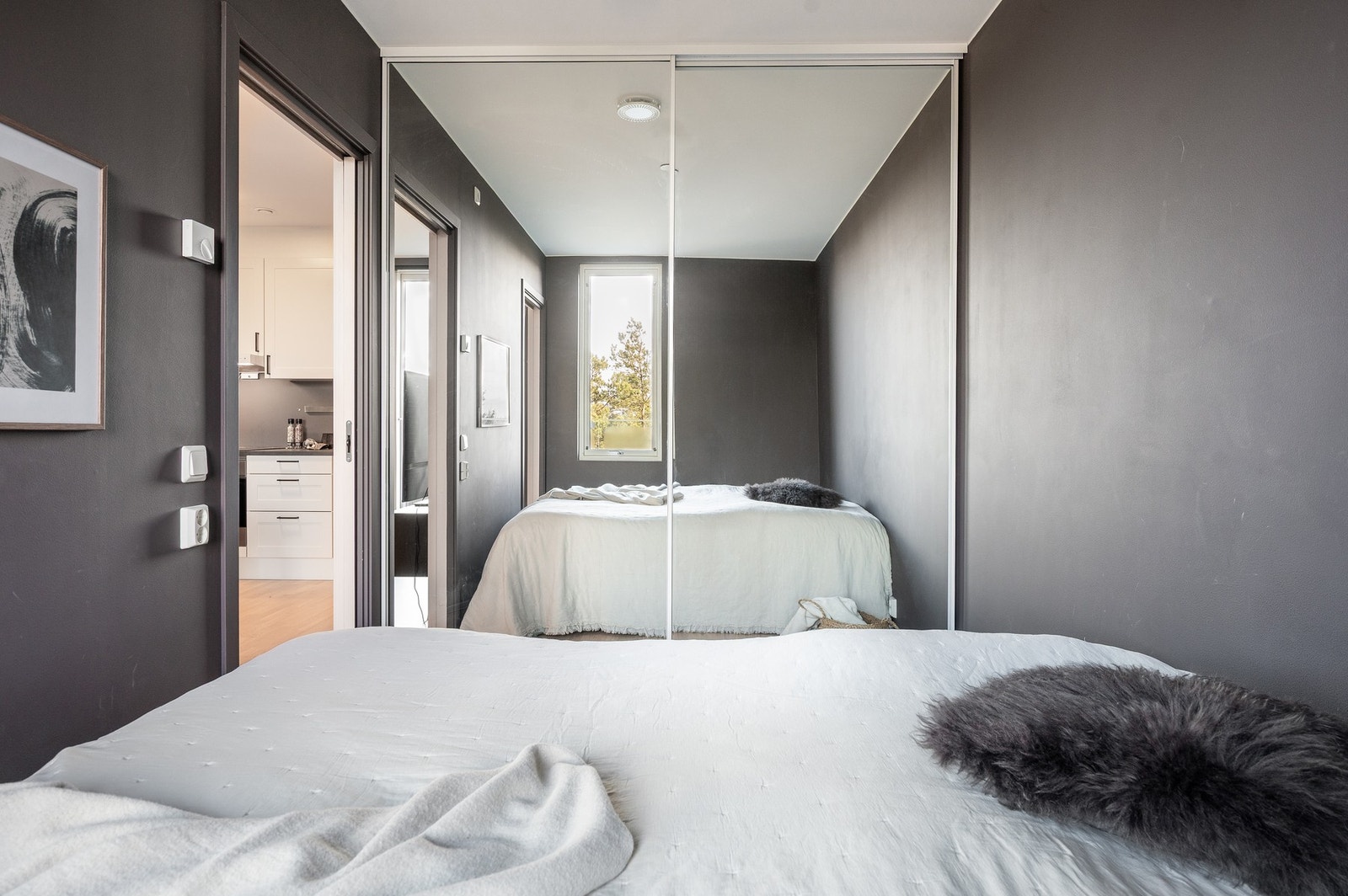 På soverommet er det montert skyvedørsgarderober med speildører. Galleribilde