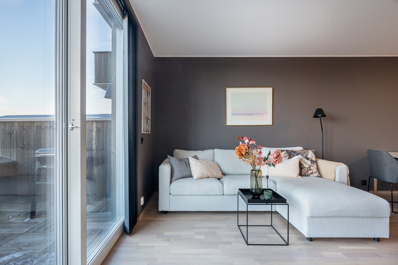 Fra stuen er det utgang til en solrik veranda med vidstrakt utsikt over nærområdet. Galleribilde