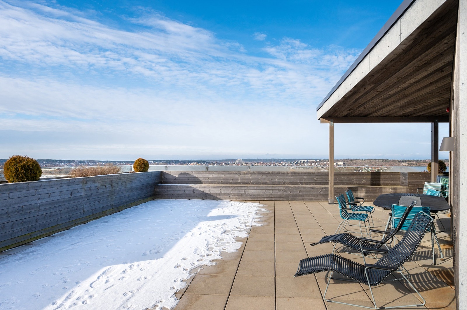 Takterrassen har vidstrakt utsikt over byen med fantastiske solforhold. Galleribilde