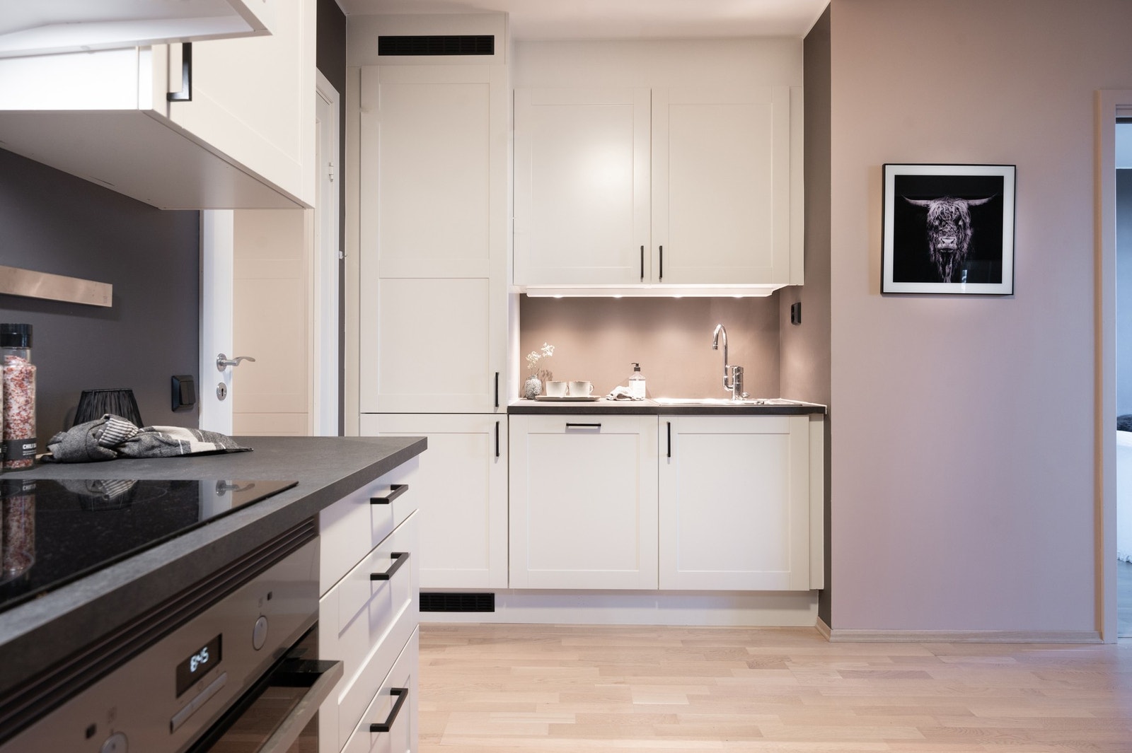 Leilighetens kjøkken er godt tilpasset leilighetens utforming og størrelse. Galleribilde