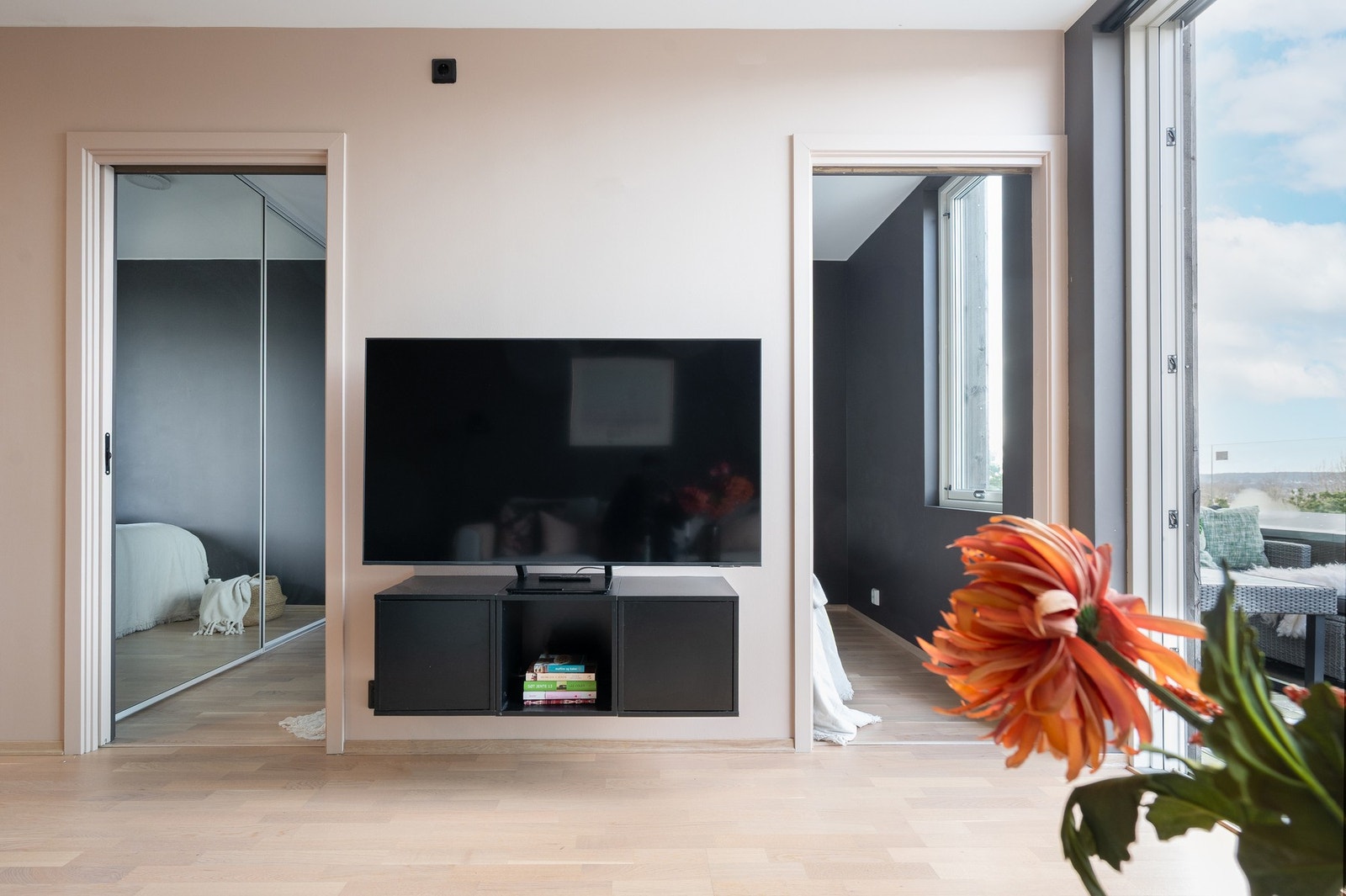 Det er skyvedører mellom soverommet og stuen. Galleribilde