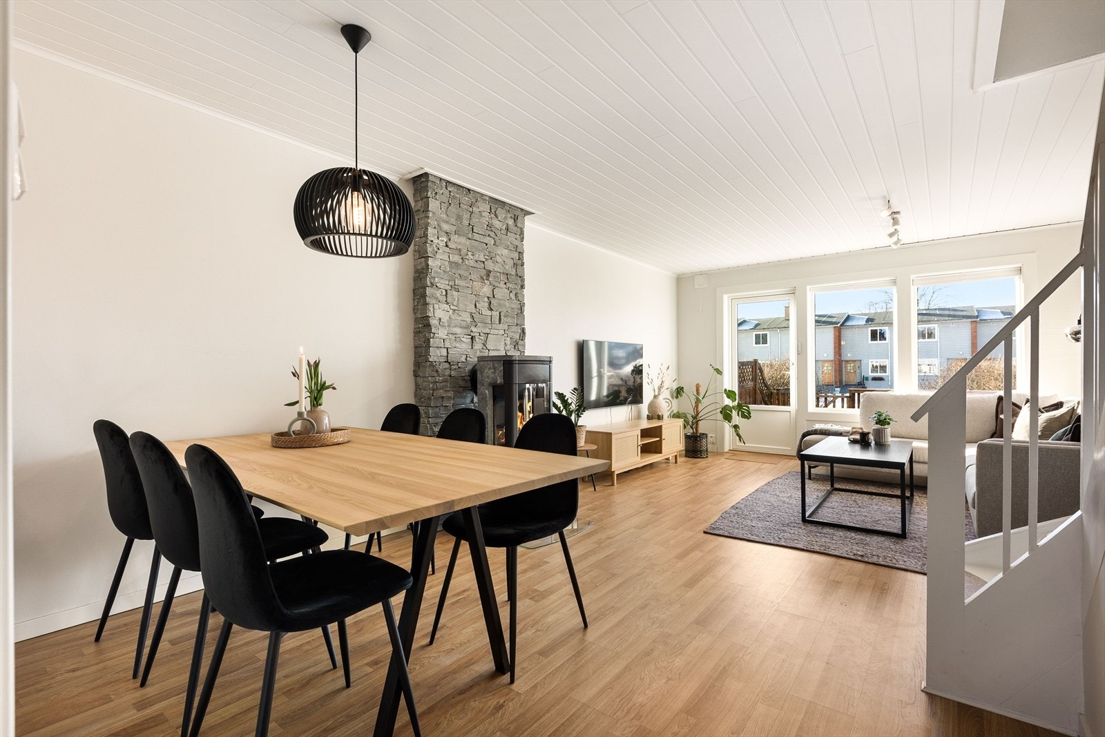 Romslig stue med gode møbleringsmuligheter. Galleribilde