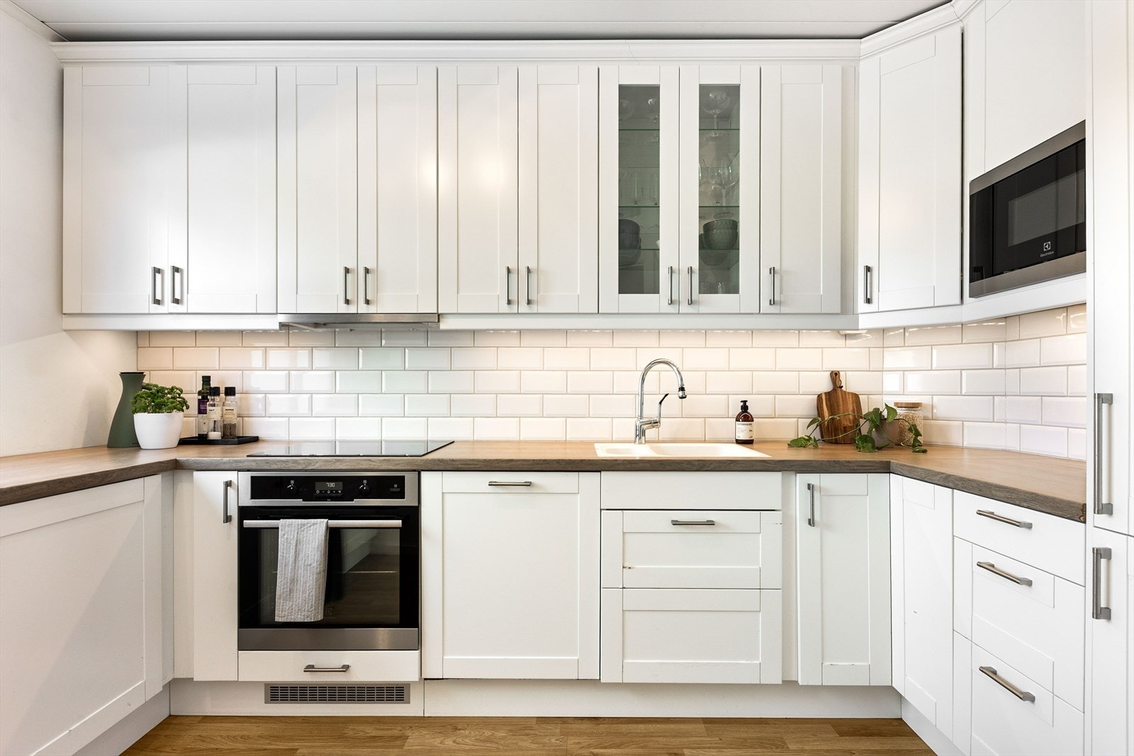 Pent kjøkken med gode oppbevaringsmuligheter i over- og underskap. Galleribilde