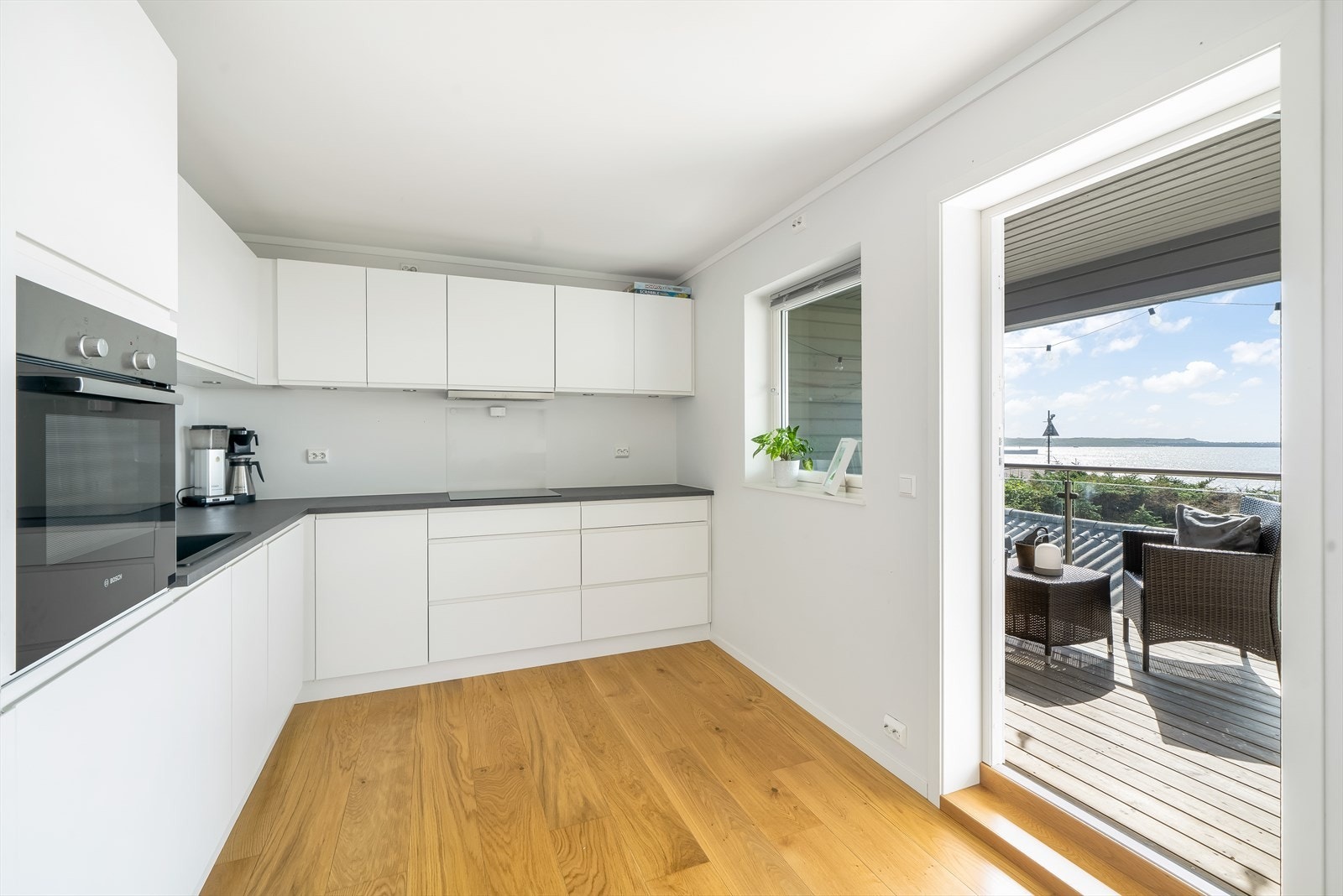 Godt utstyrt Kvik kjøkken med alle hvitevarer integrert. Fra kjøkkenet er det dør ut til en overbygd terrasse. Galleribilde