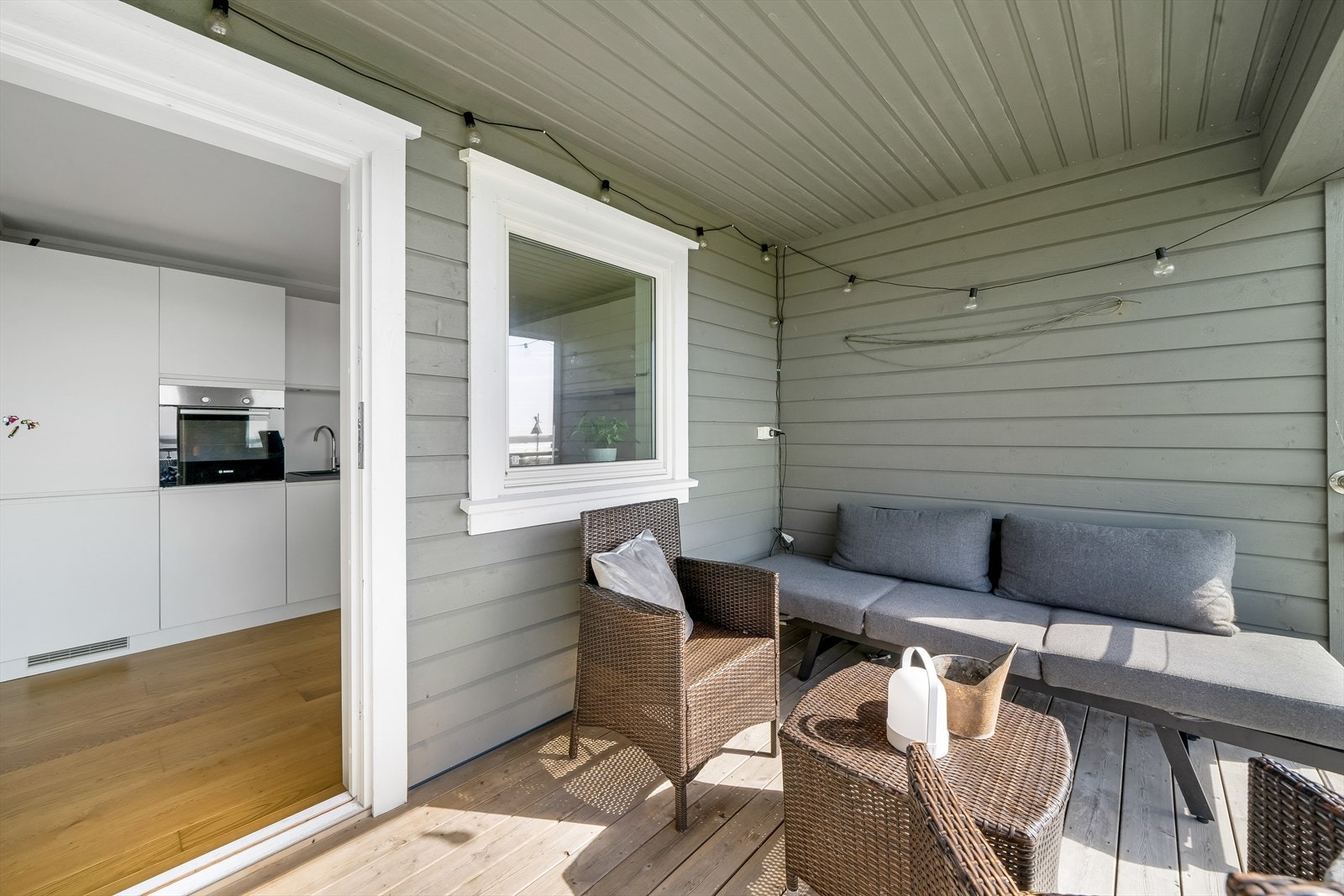 Trivelig uteplass med overbygg for bedre bruk gjennom årstidene. Galleribilde