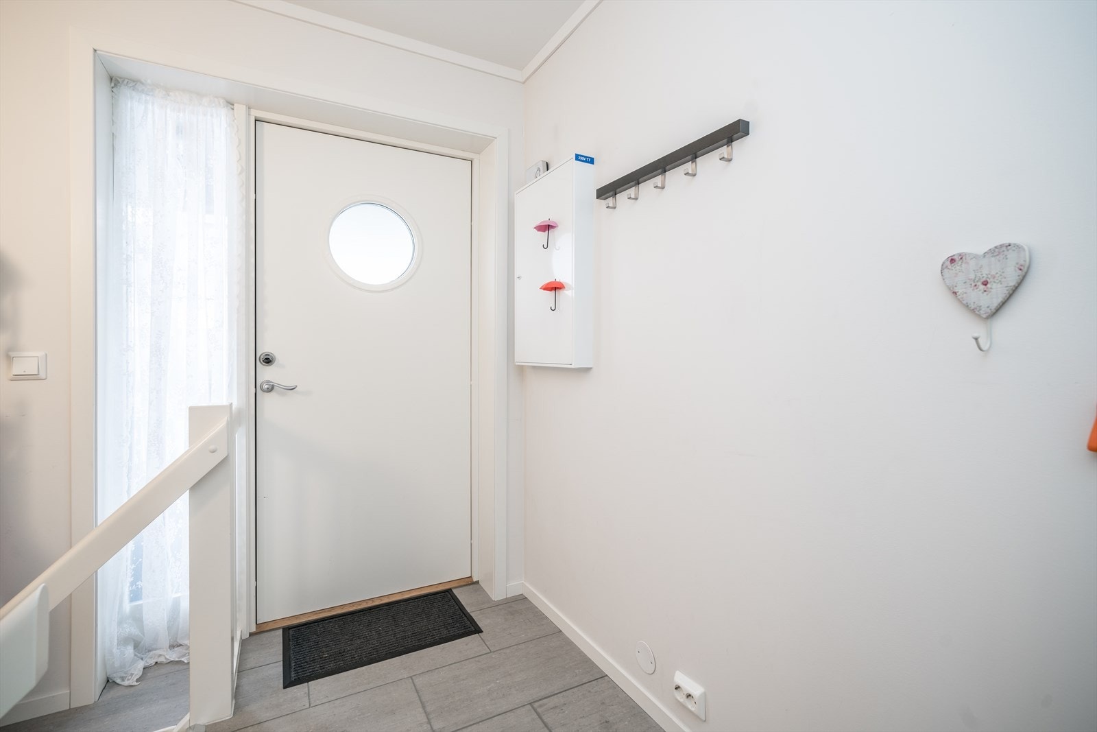 Entre med avkledningsplass og nedgang til underetasjen. Galleribilde
