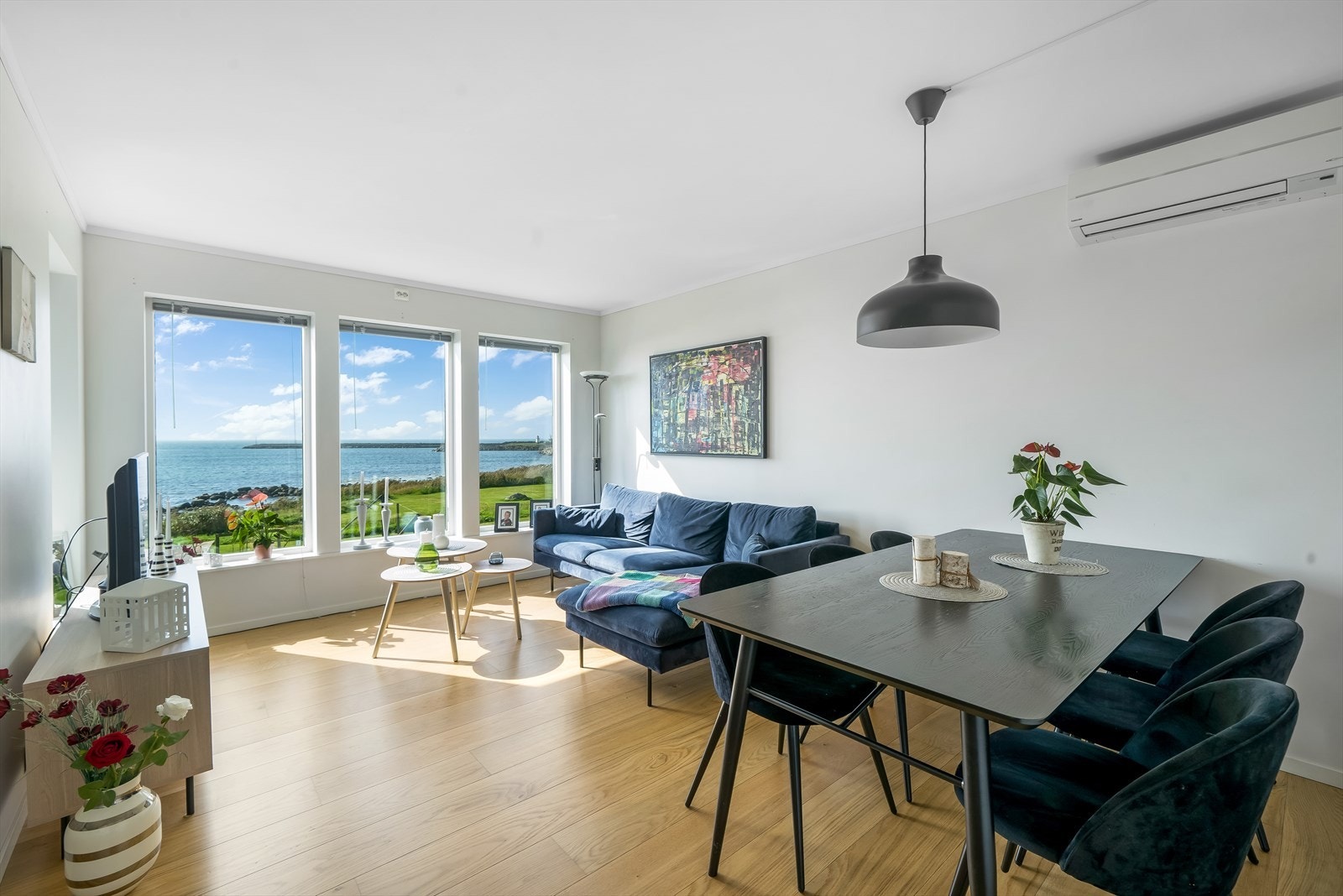 Lys og trivelig stue med gode vindusflater som gir godt med lys inn. Galleribilde
