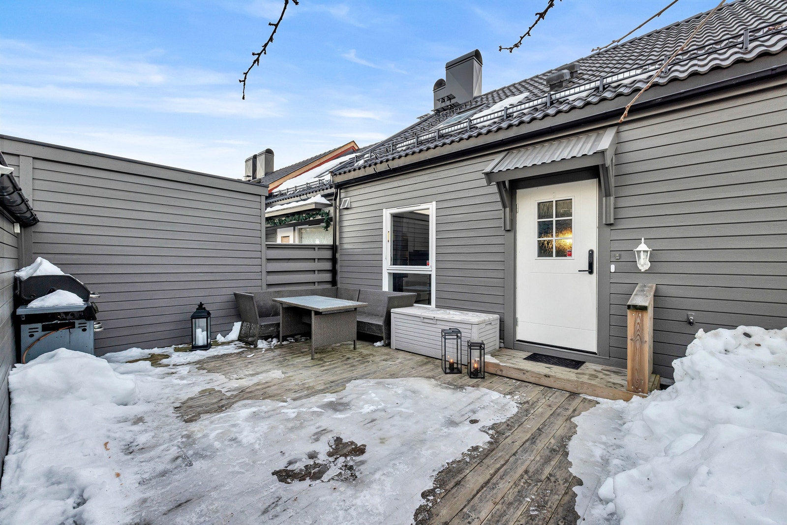 Fra den romslige 25 kvm markterrassen går du rett inn i boligen, hvor du blir møtt av god plass og praktiske løsninger Galleribilde