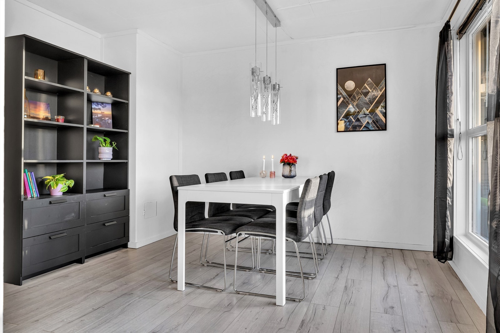 Spisestuen har store vinduer som gir rikelig med naturlig lys, og god plass til en stor spisegruppe Galleribilde