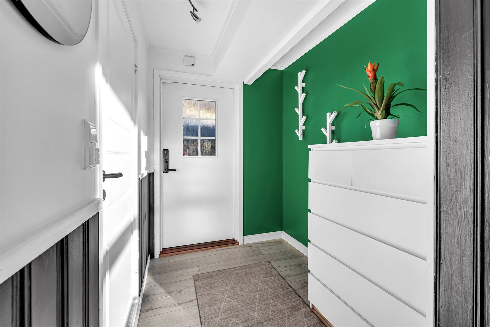 Ved inngangen finner du både skap til klær og god plass til å henge opp jakker, perfekt for en ryddig og organisert hverdag. Badet er smart plassert rett ved inngangen Galleribilde
