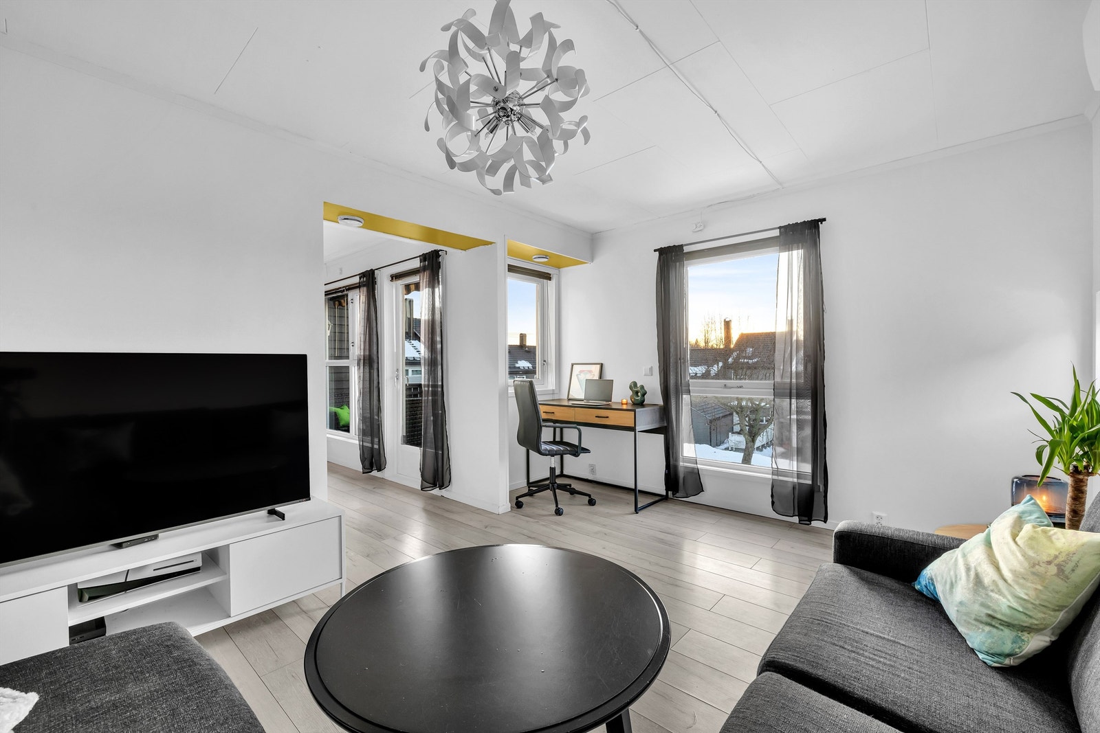 Det er god plass til både sofa og TV, hjemmekontor og varmepumpen sørger for behagelig temperatur året rundt Galleribilde