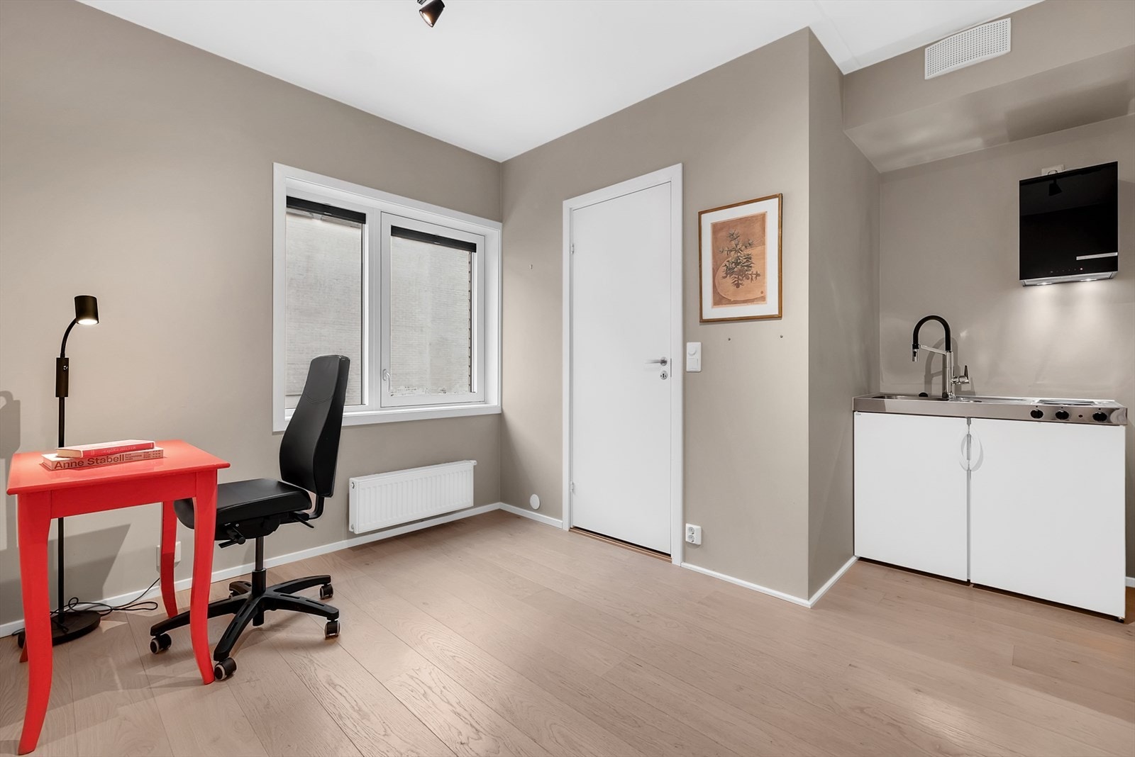 Fleksibelt rom som kan brukes som kontor, hobbyrom eller hybel. Galleribilde