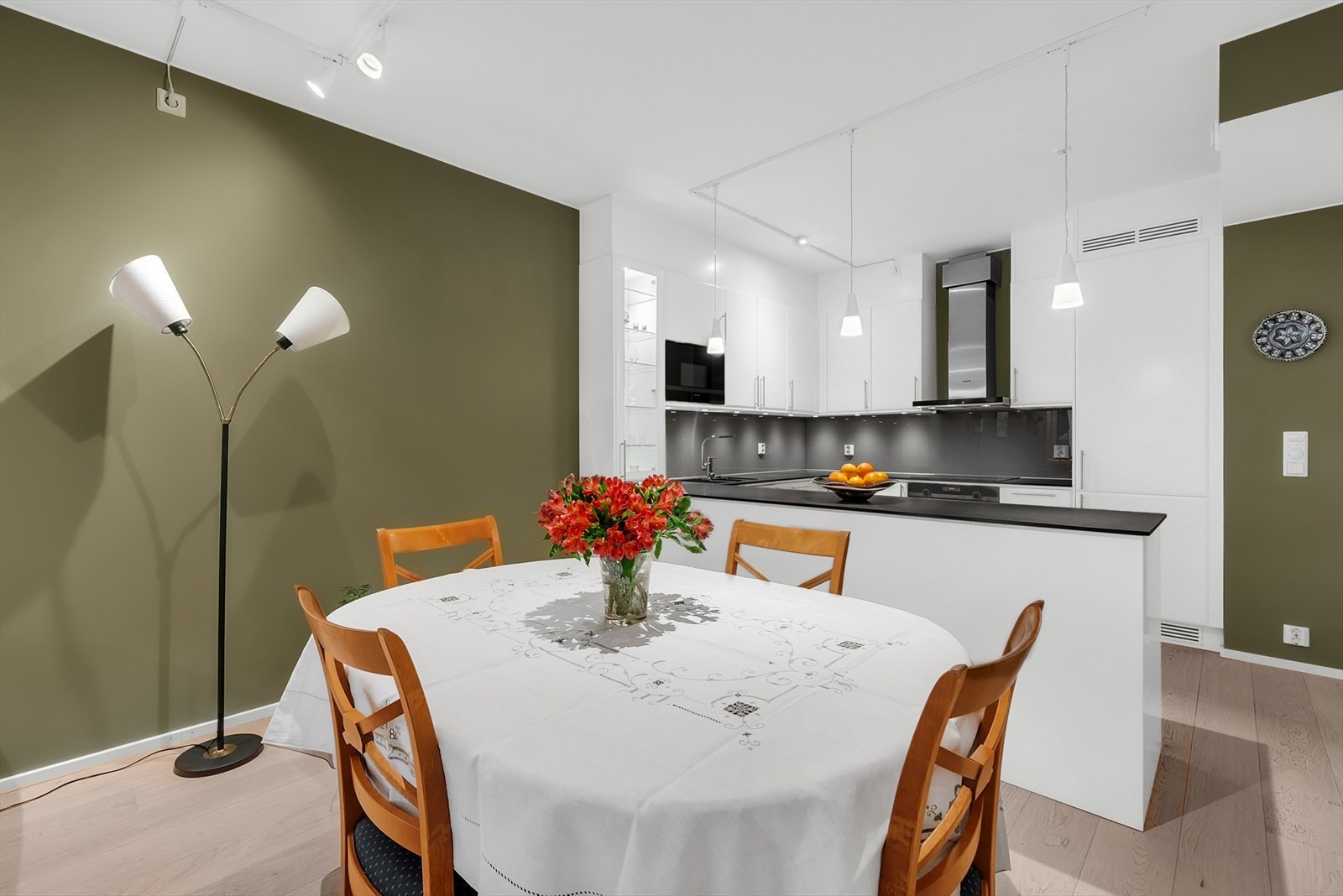 Koselig spiseplass ved kjøkkenet, perfekt for familiemiddager. Galleribilde