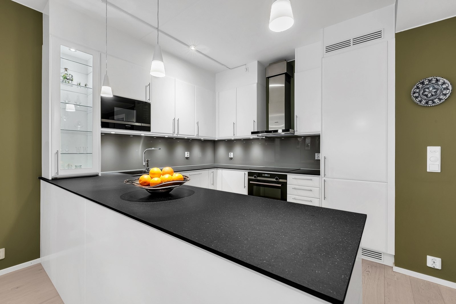 Elegant kjøkken med integrerte hvitevarer og rikelig med skapplass. Galleribilde