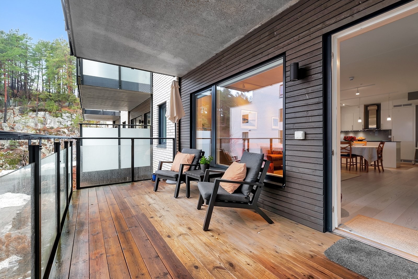 Stor sydvendt balkong på 11m². Galleribilde