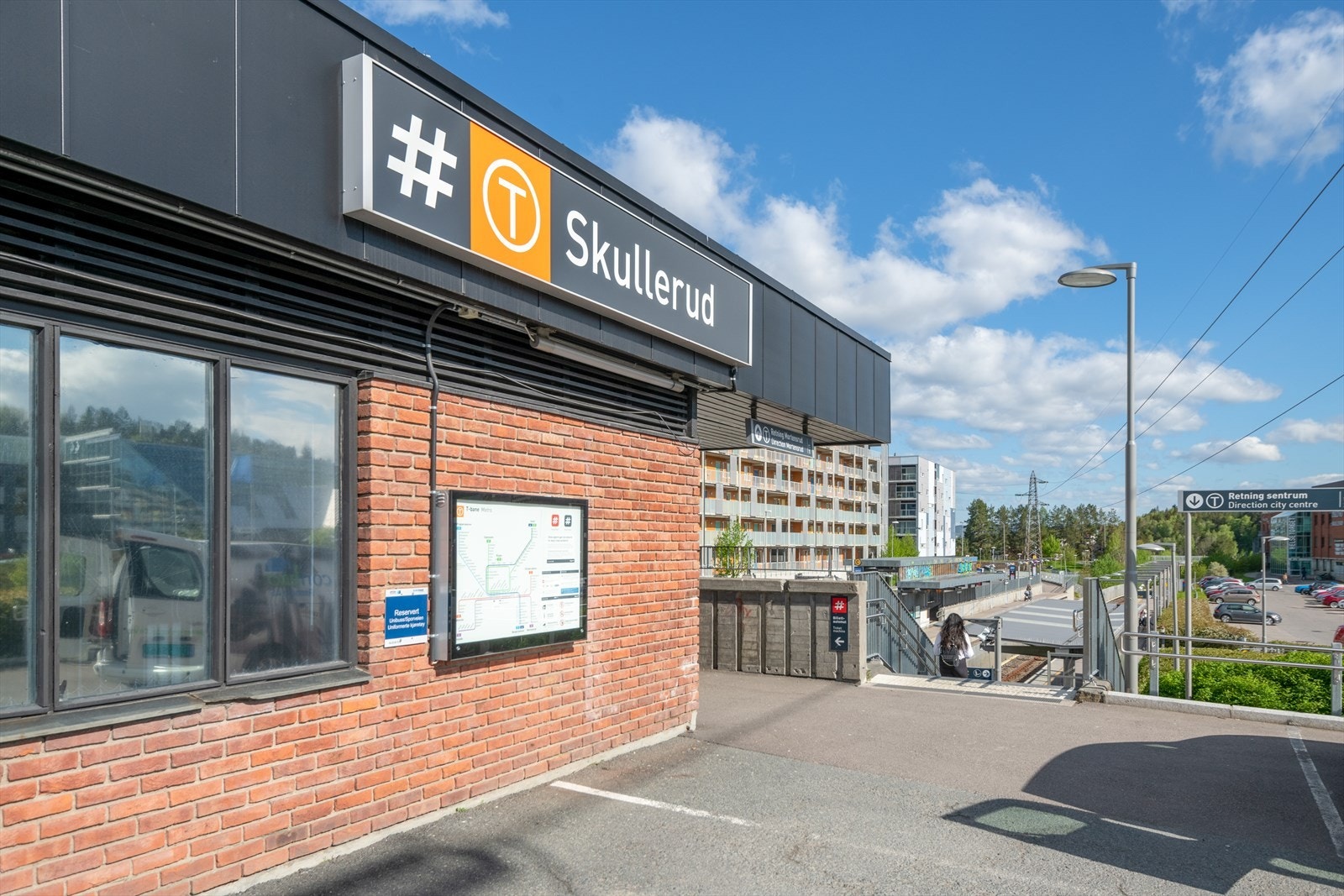 Skullerud T-banestasjon med hyppige avganger til Oslo sentrum. Galleribilde