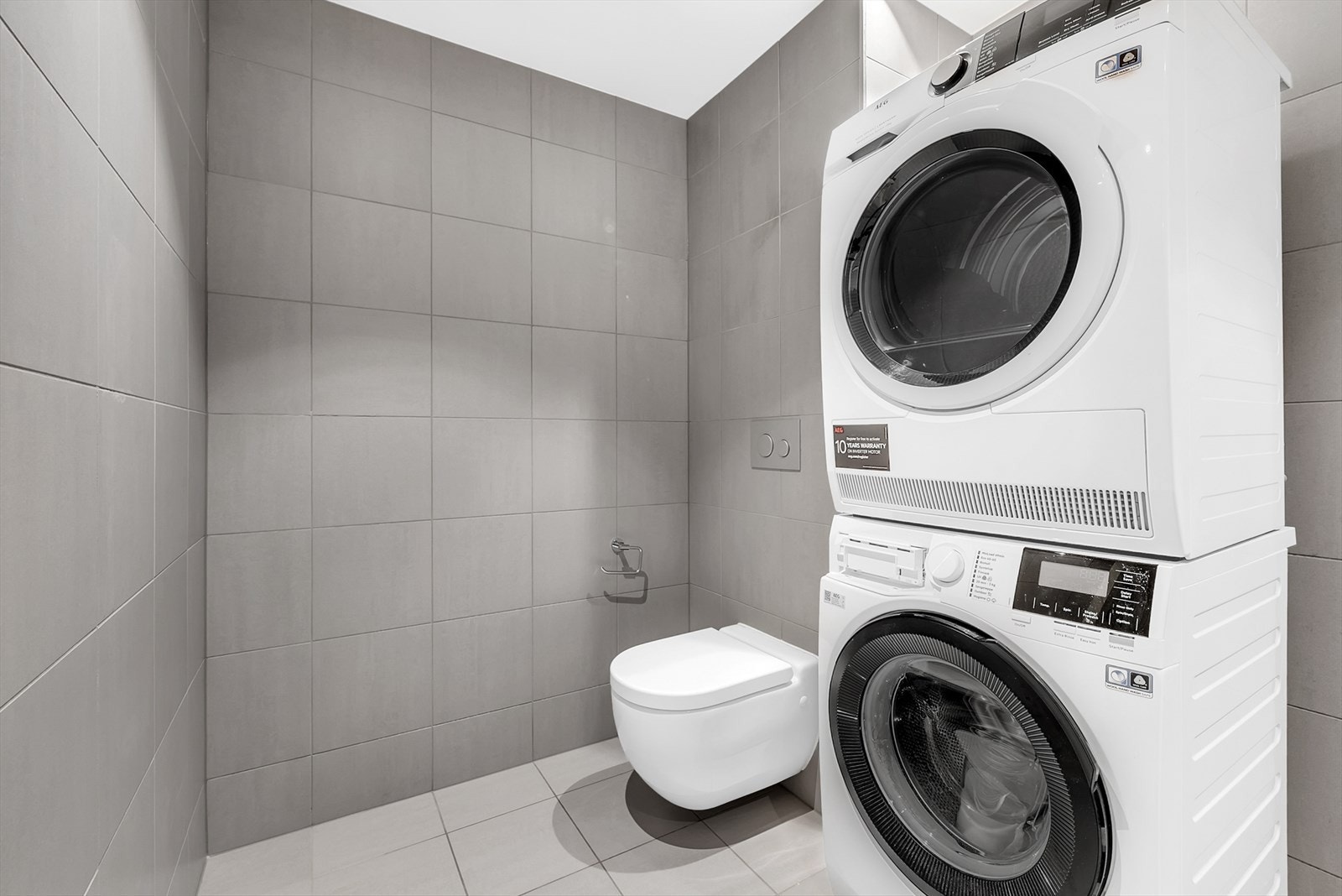 Praktisk bad med plass for både vaskemaskin og tørketrommel. Galleribilde