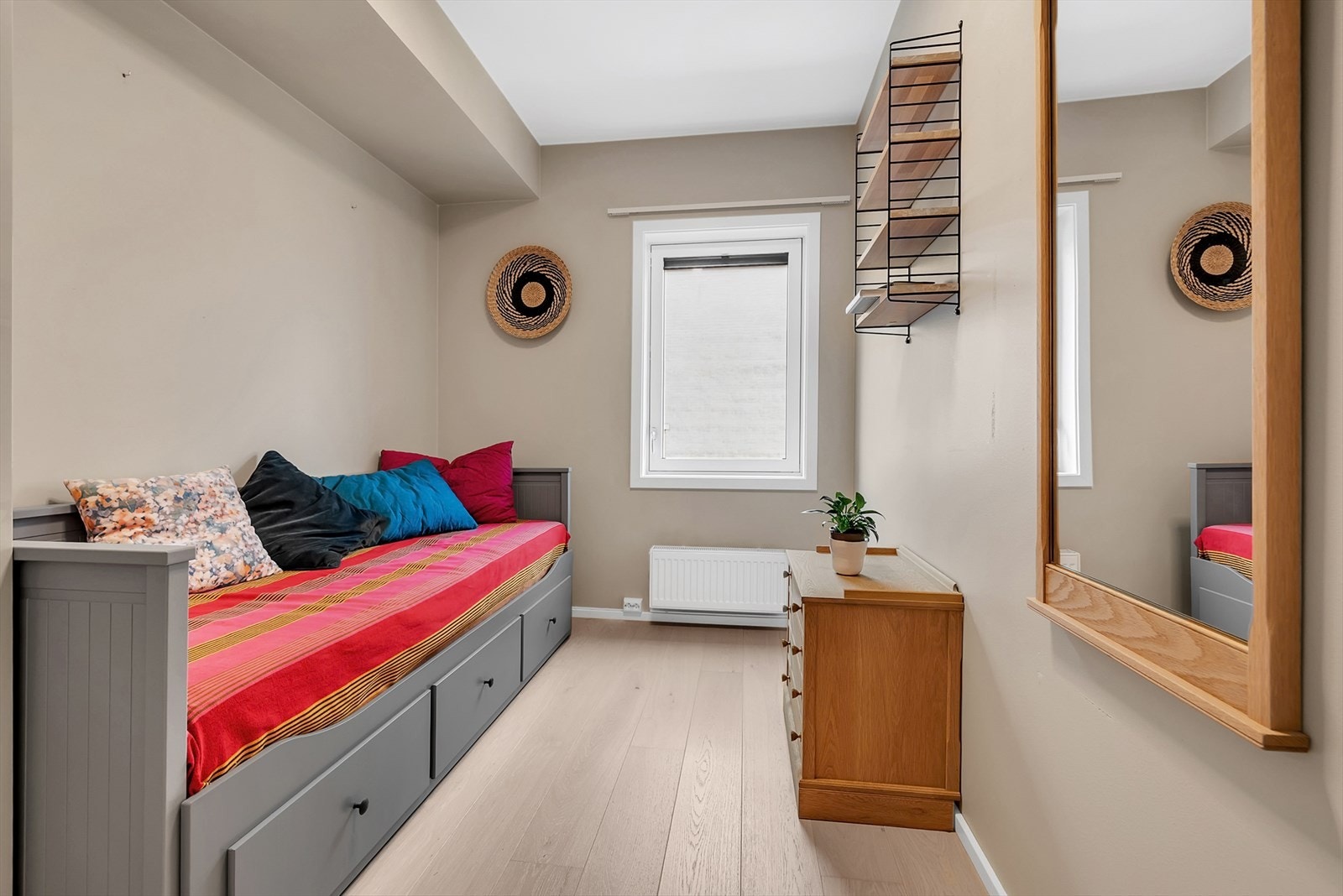 Soverom 2 med plass til enkeltseng og skrivebord. Galleribilde