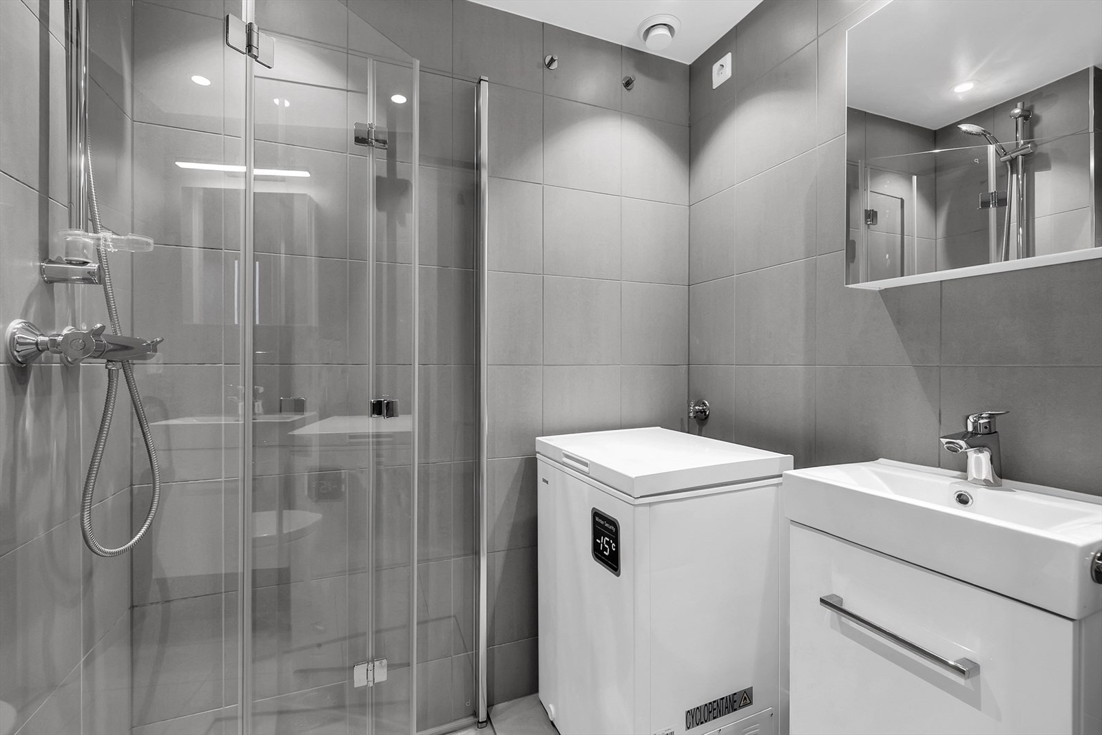 Moderne bad med adkomst fra hybelrommet. Galleribilde