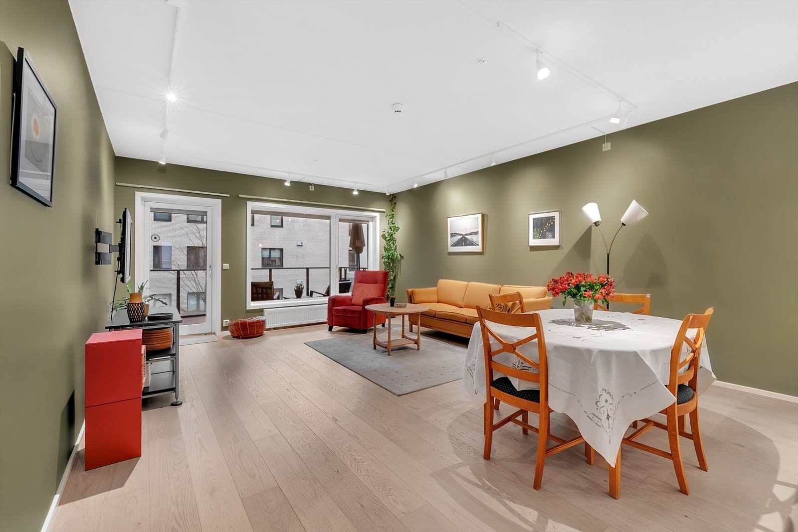 Lys stue med plass til både sofagruppe og spisestue. Galleribilde