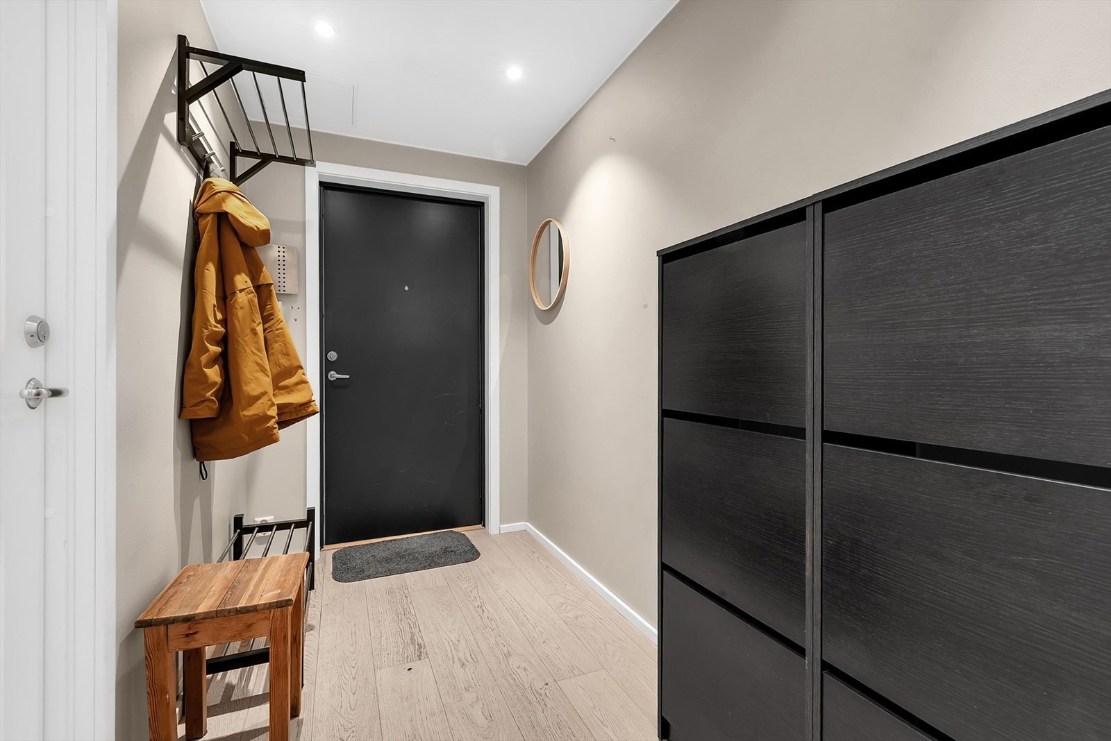 Inngangsparti med god oppbevaringsplass. Galleribilde