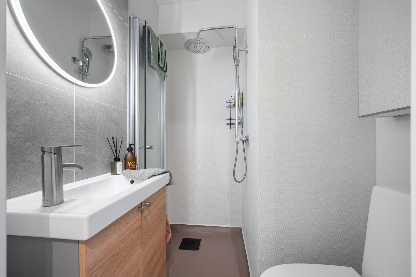 Pent bad med moderne baderomsinnredning. Galleribilde