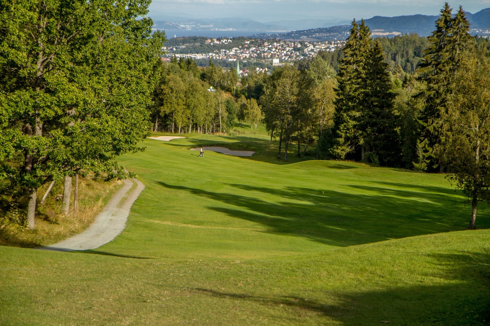 Kort vei til Sommersetra, en populær 9-hulls golfbane. Galleribilde