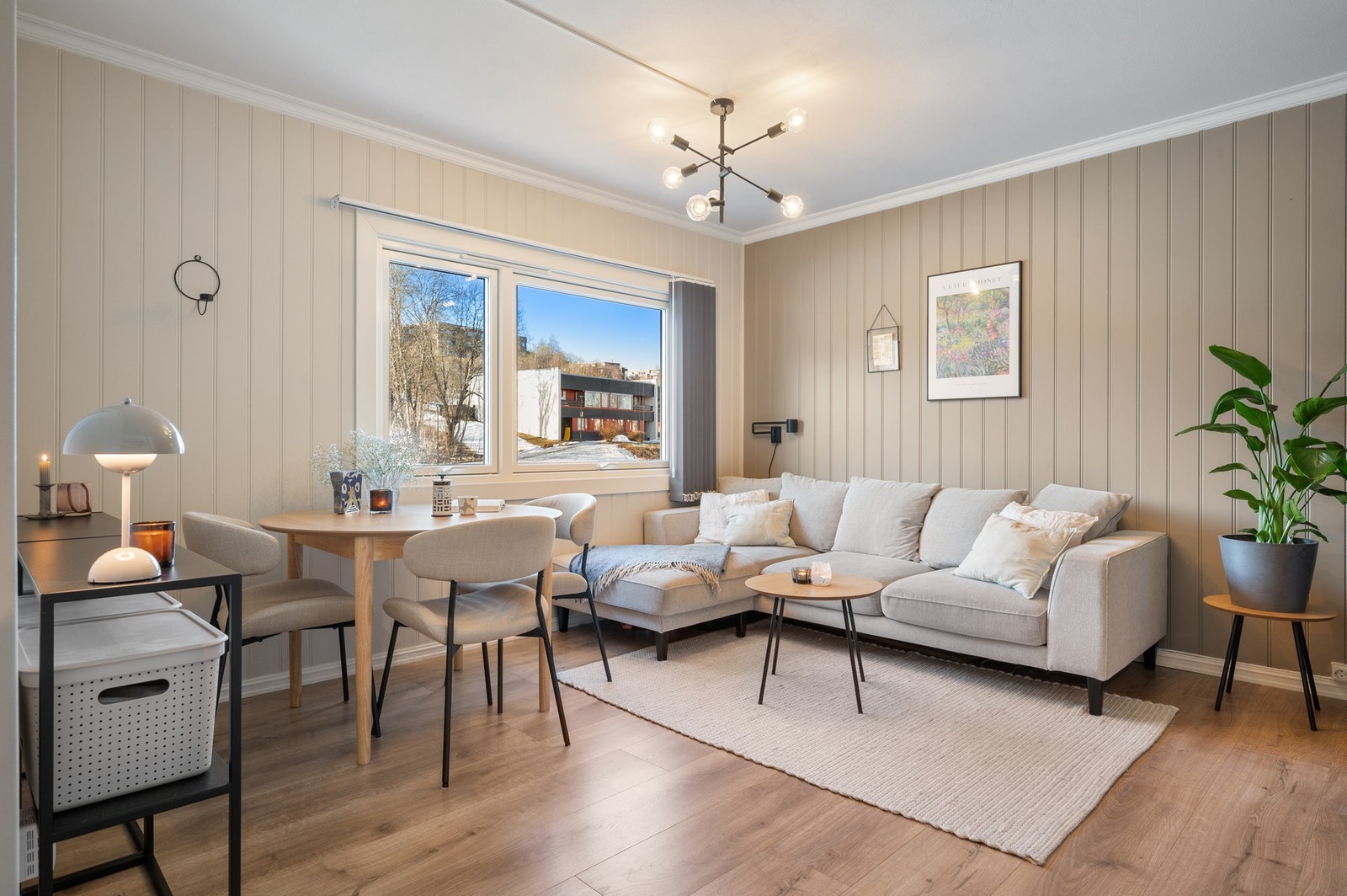 Store vindusflater gir masse lys og luft. Vindu består av 3-lags isolerglass fra 2023. Galleribilde