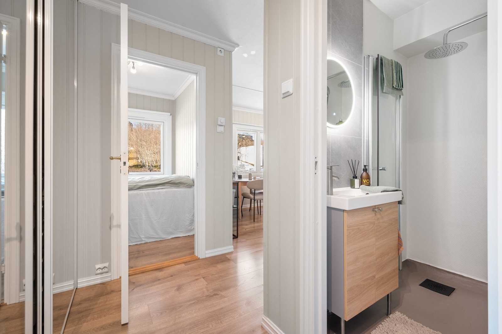 Lys og innbydende gang med skyvedørsgarderobe. Galleribilde