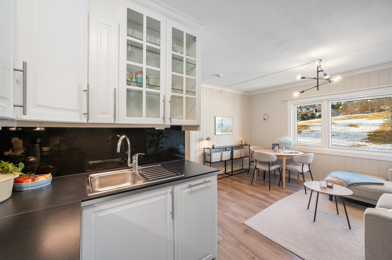 Vaskemaskin på kjøkken. Installert automatisk lekkasjestopper. Galleribilde