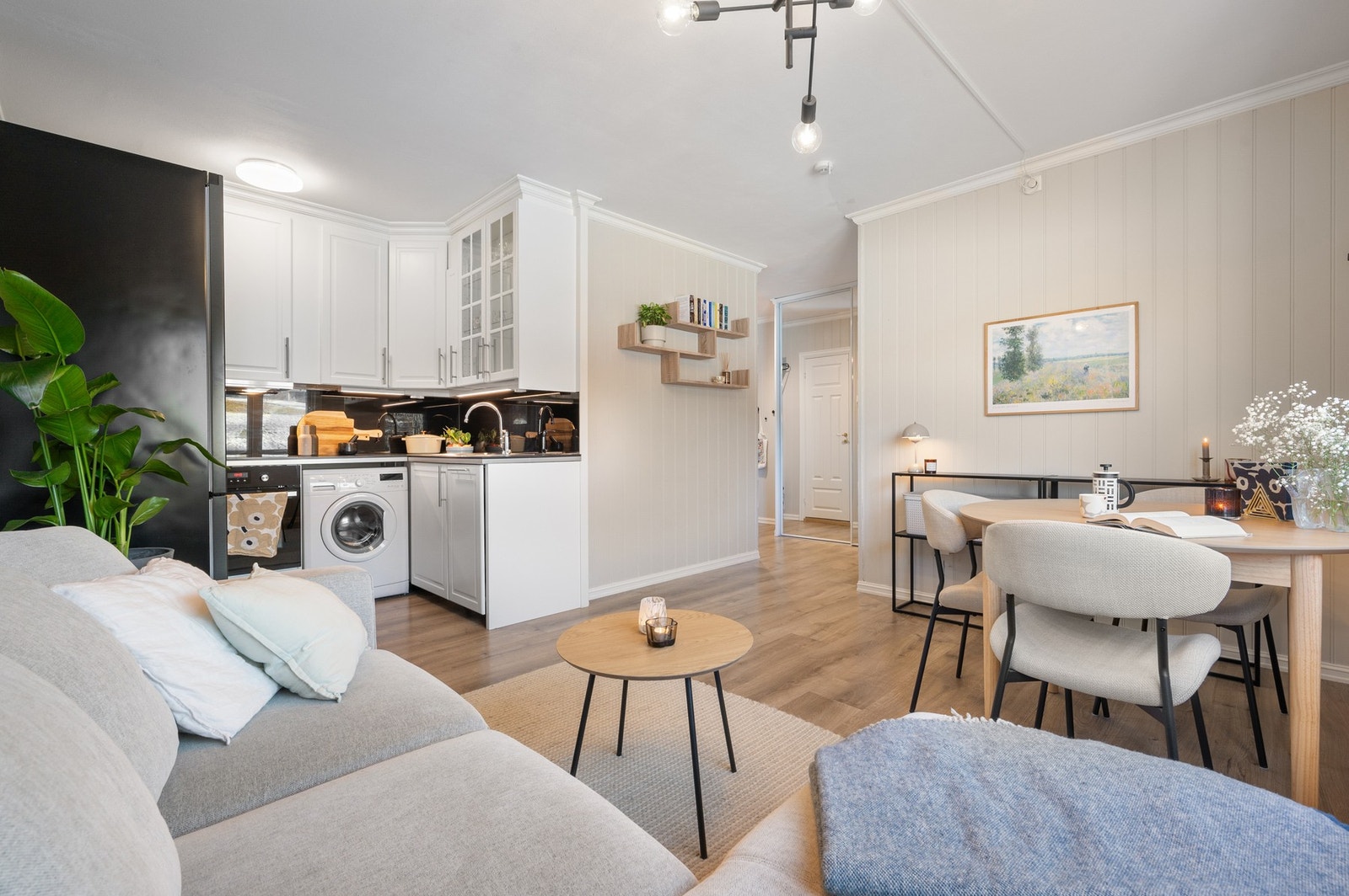 Oppgraderte overflater med robust og pent laminatgulv, samt delikate fargevalg på vegger. Galleribilde