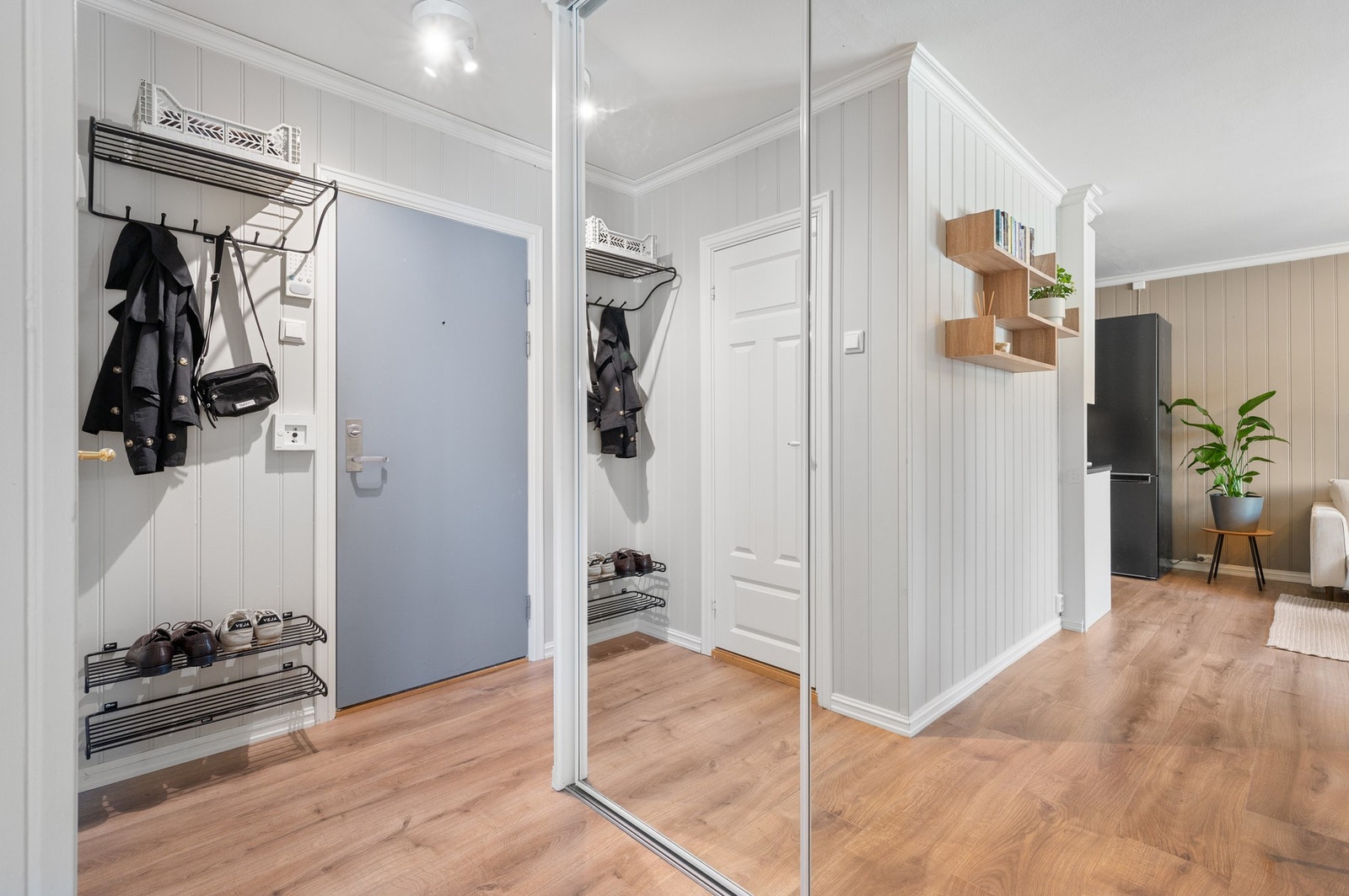 Det medfølger 2 eksterne boder på til sammen 8 kvadratmeter. Det er digital ordning for parkering, med inntil 2 parkeringstillatelser pr. leilighet. Mulighet for el-bil lading. Galleribilde