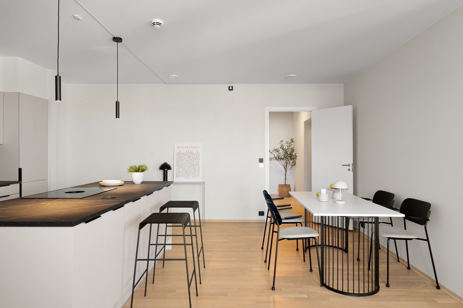 Lekkert og oppgradert kjøkken levert fra kvalitetsleverandøren JKE Design med pen benkeplate og fronter, integrerte hvitevarer og stor kjøkkenøy med skuffer og skap. Galleribilde