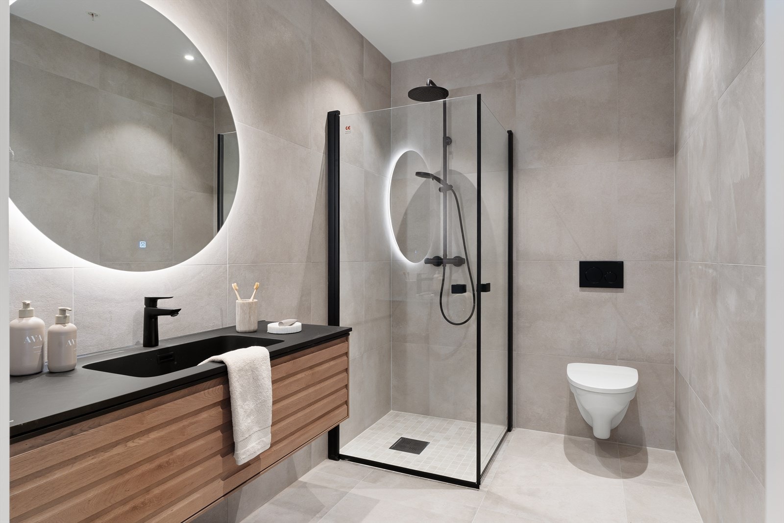 Delikat helfliset bad med 60x60 fliser, vegghengt wc, dusjhjørne med mosaikkfliser og varme i gulv for ekstra komfort. Galleribilde