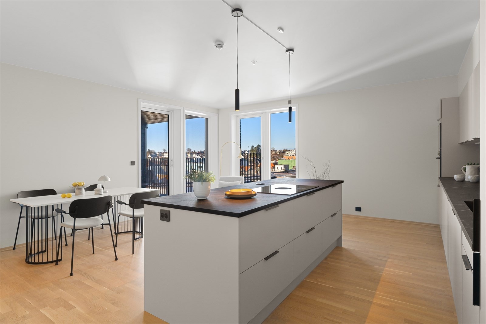 Lekkert og oppgradert kjøkken levert fra kvalitetsleverandøren JKE Design med pen benkeplate og fronter, integrerte hvitevarer og stor kjøkkenøy med skuffer og skap. Galleribilde