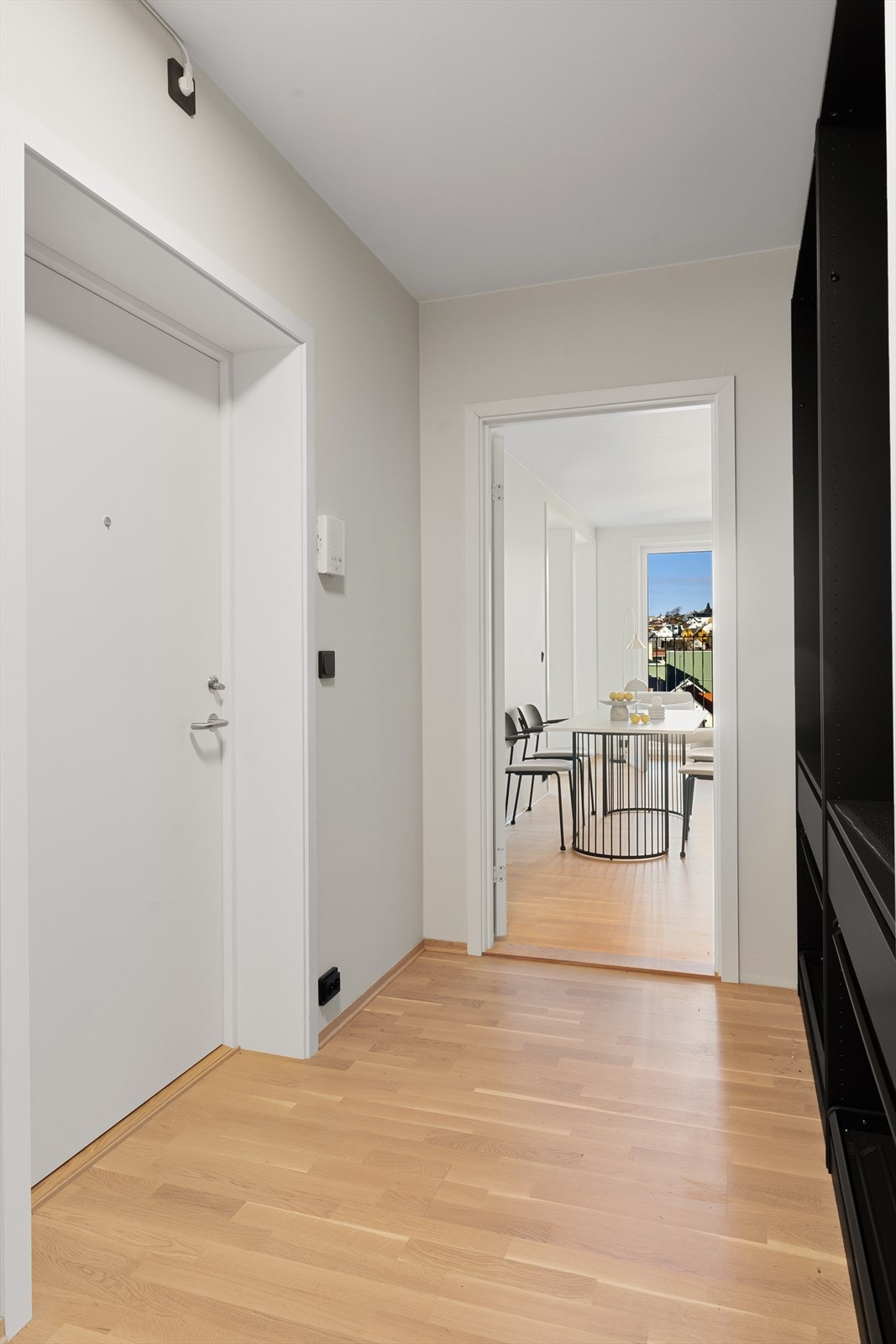 Pen entré/gang med plass til å henge fra seg både klær og sko. Galleribilde