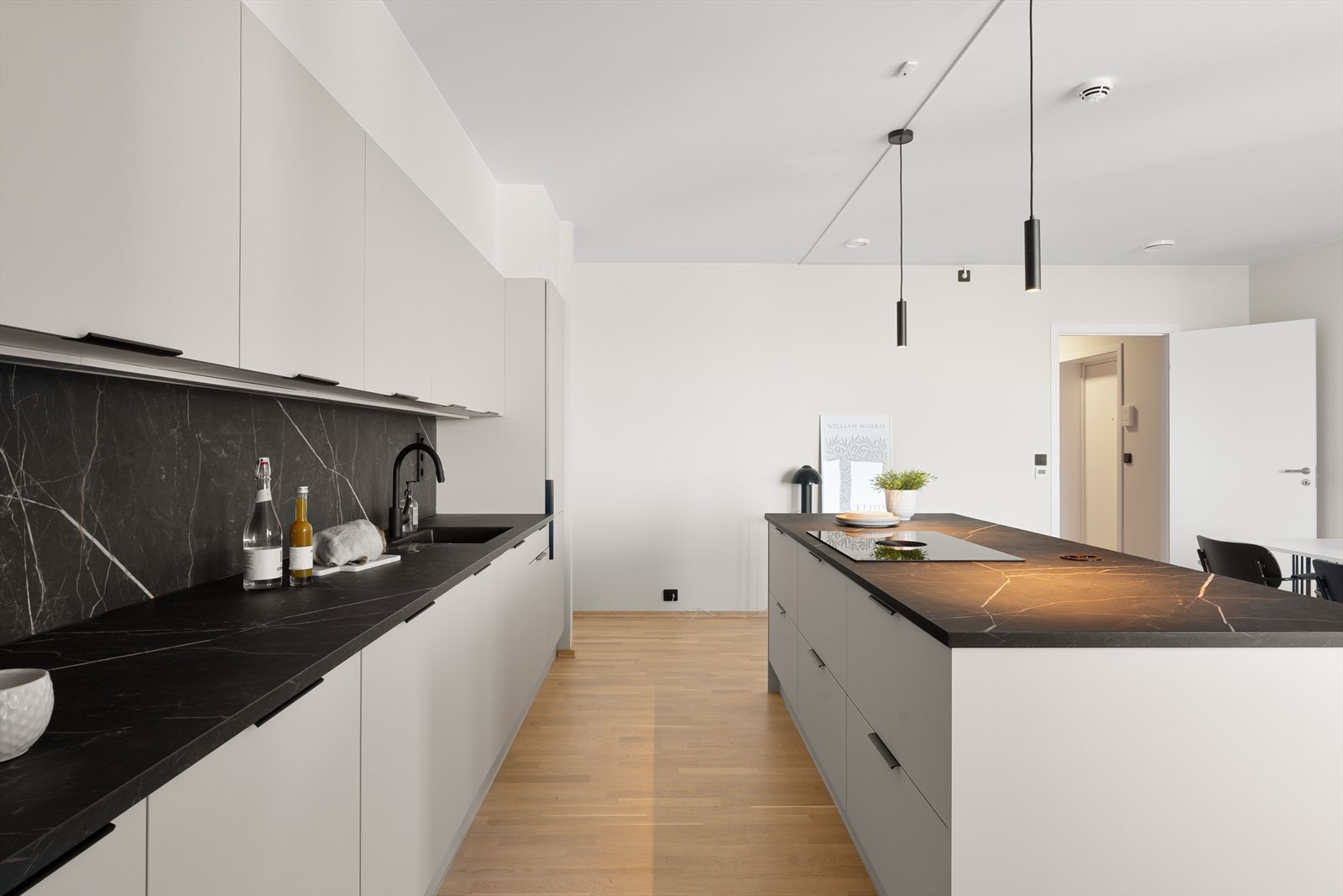 Rikelig med både benke- og skapplass til det meste en skulle ha behov for av både kopper og kar. Galleribilde