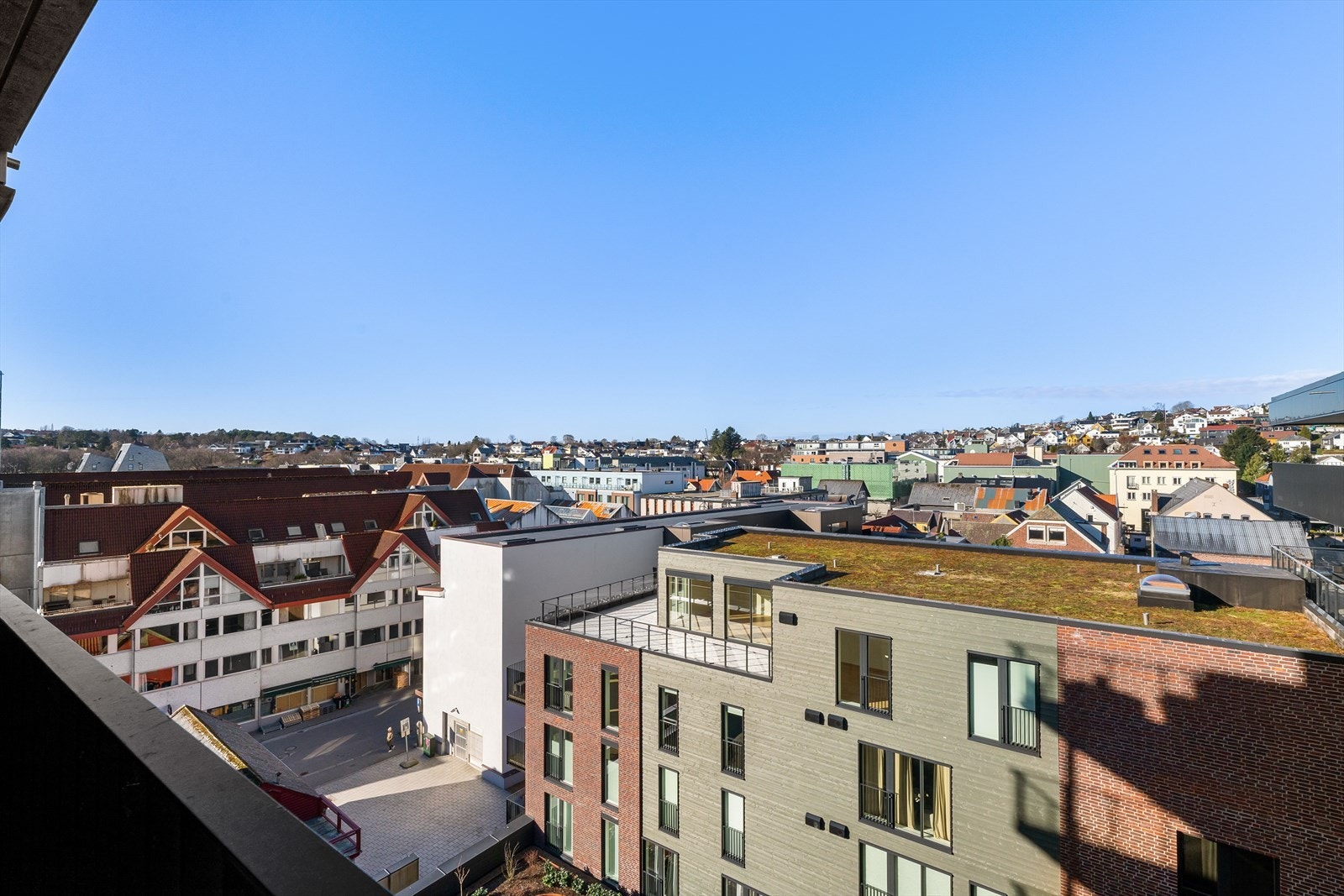 Fra kjøkken har man utgang til en nord- østvendt balkong med flott utsikt. Galleribilde