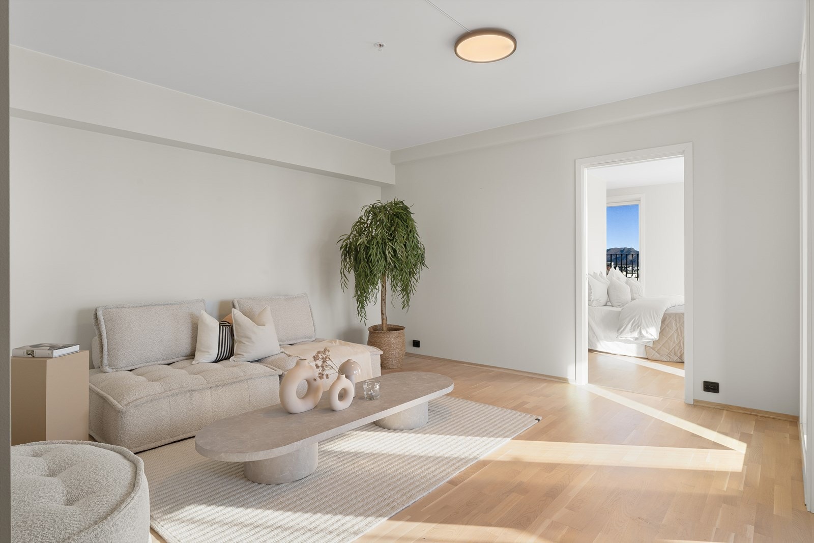 Stue hvor man har god plass til sittegruppe, en perfekt plass til å nyte gode stunder med familie og venner. Galleribilde