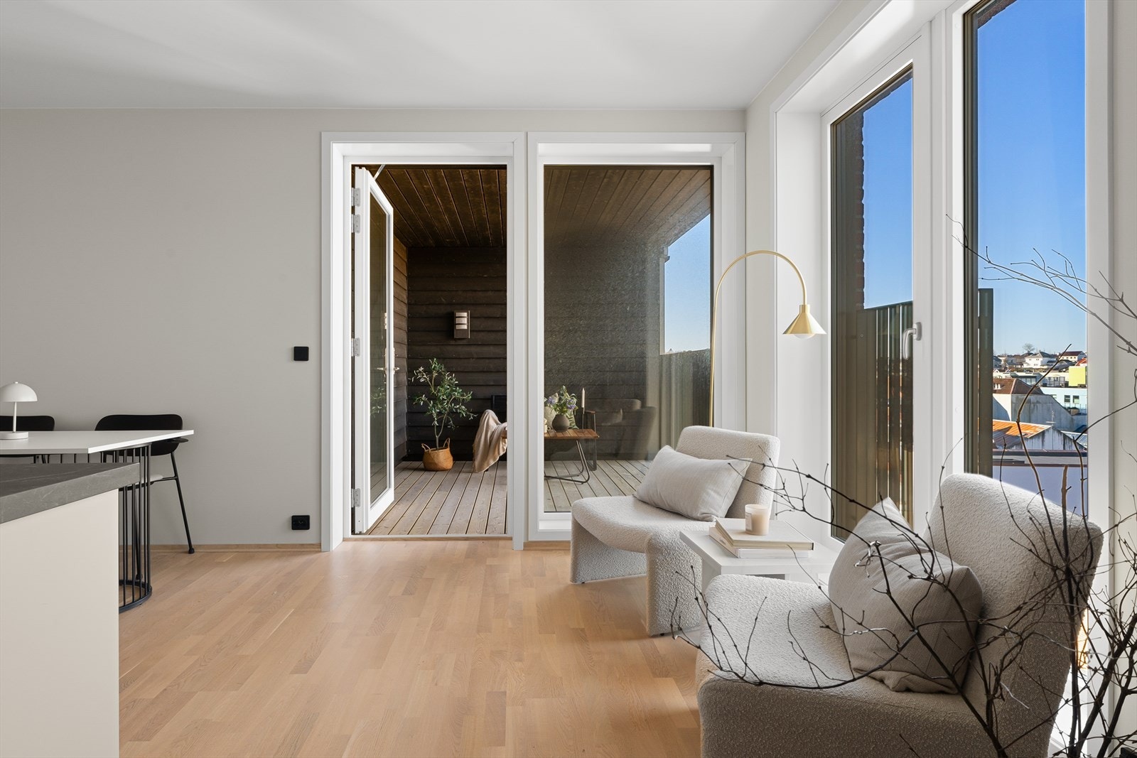 Leiligheten fremstår som lys og innbydende med god planløsning. Galleribilde