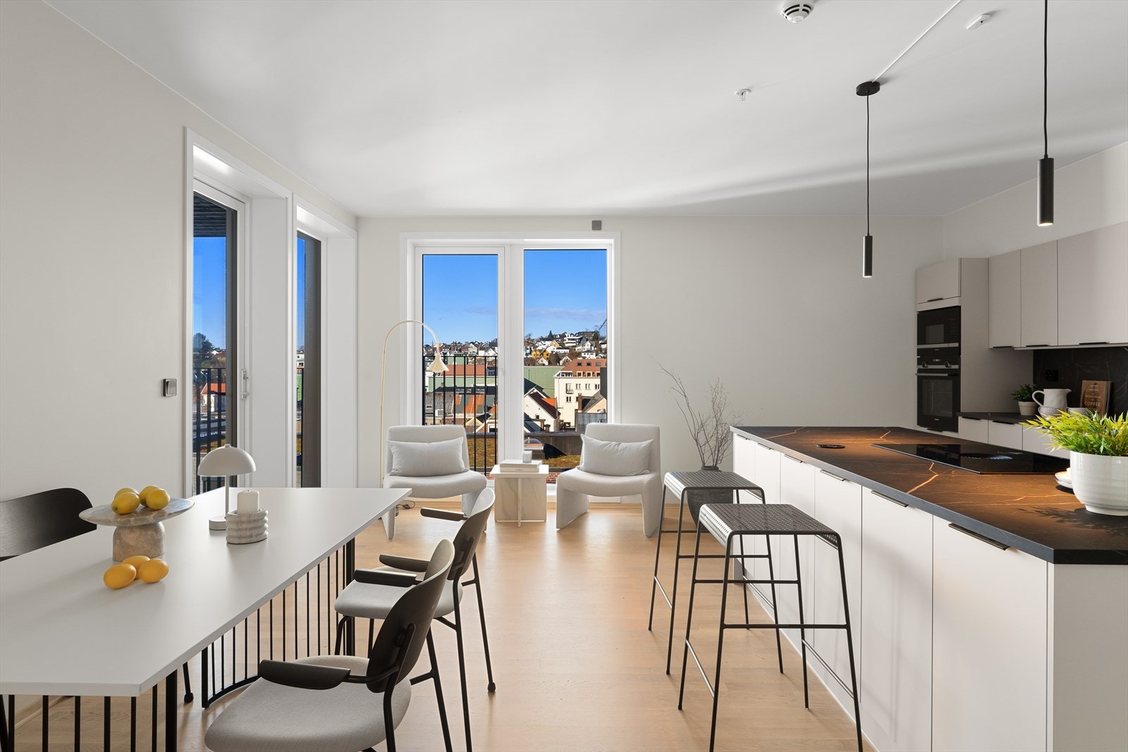 Selve rommet har godt med plass til spisebord og sittegruppe som kan brukes som et oppholdsrom før man dekker på til middagen. Galleribilde