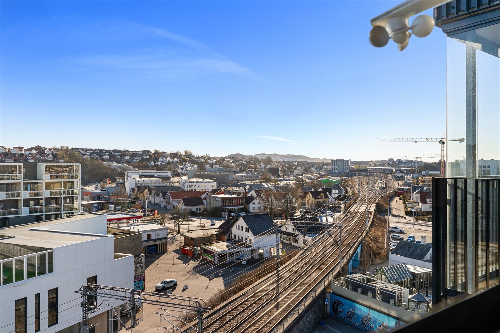 Fra stuen har man utgang til boligens andre balkong som er innglasset og kan vise til morgensol. Galleribilde